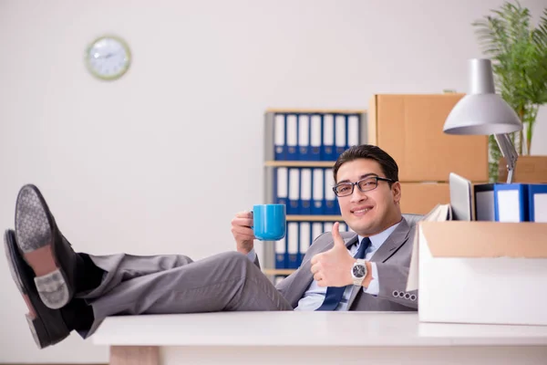 Junger hübscher Geschäftsmann zieht Büros um — Stockfoto