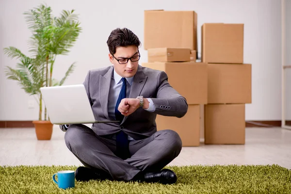 Homme d'affaires assis sur le plancher du bureau — Photo