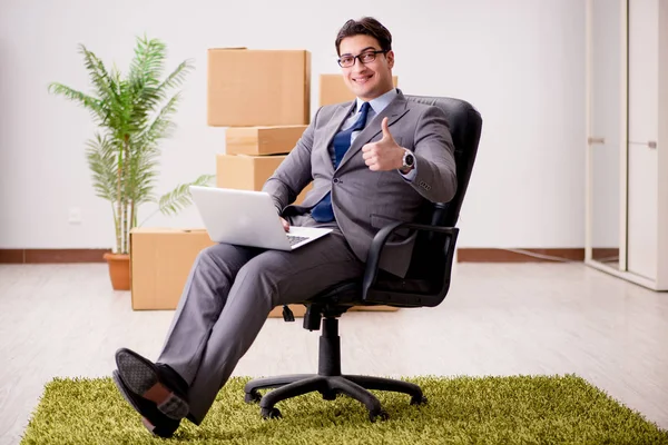 Empresario trabajando en su portátil — Foto de Stock