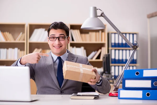 Biznesmen odbierający paczkę w biurze — Zdjęcie stockowe