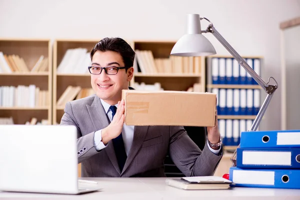 Empresário que recebe parcela no cargo — Fotografia de Stock