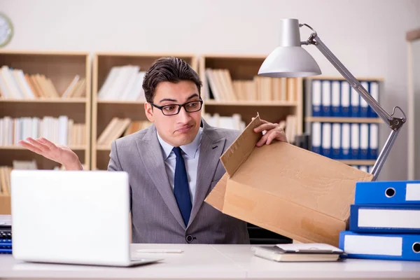 Geschäftsmann erhält Paket im Büro — Stockfoto