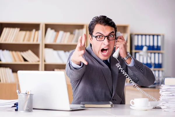 Wütender Geschäftsmann mit zu viel Arbeit im Amt — Stockfoto