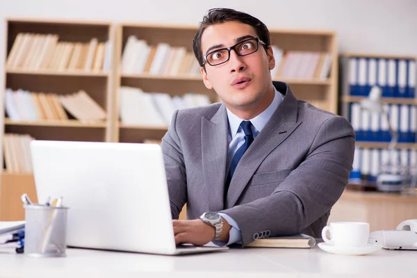 Wütender Geschäftsmann arbeitet im Büro — Stockfoto