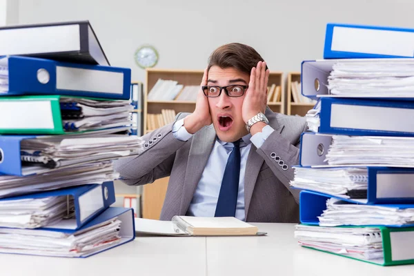 Drukke zakenman onder stress als gevolg van overmatig werk — Stockfoto