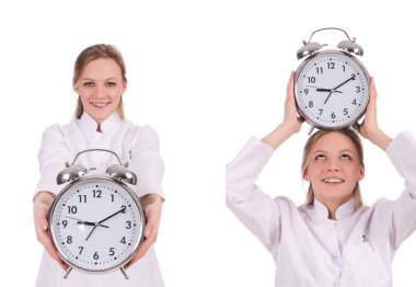 Kadın doktor teslim tarihini kaçırıyor.