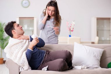 Evde hasta kocasına bakan bir eş.