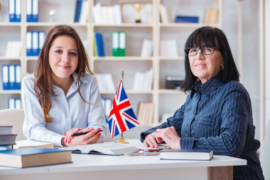 İngilizce dersi sırasında genç yabancı öğrenci