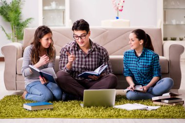 Üniversite sınavlarına hazırlanan öğrenciler