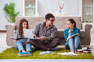 Üniversite sınavlarına hazırlanan öğrenciler