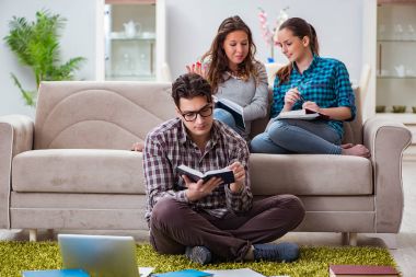 Üniversite sınavlarına hazırlanan öğrenciler