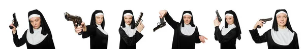 Nonne avec pistolet isolé sur blanc — Photo