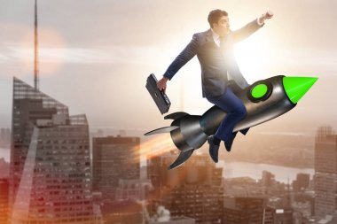 İş konseptinde roketle uçan erkek işadamı
