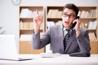 Yardım masası operatörü telefonda konuşuyor.