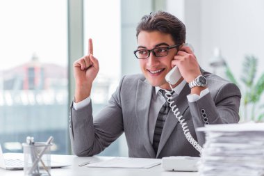 Çağrı merkezi operatörü telefonda konuşuyor.