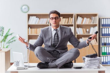 Çağrı merkezi operatörü telefonda konuşuyor.