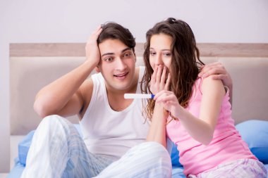 Mutlu çift hamilelik testi sonuçlarını öğreniyor.