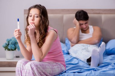 Erkek koca hamilelik testi sonuçlarına üzülüyor.