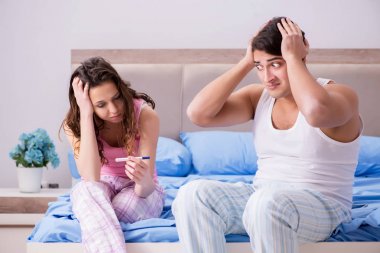 Erkek koca hamilelik testi sonuçlarına üzülüyor.