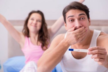 Mutlu çift hamilelik testi sonuçlarını öğreniyor.
