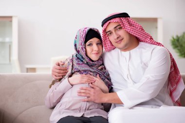 Hamile karısı bebek bekleyen genç bir Arap Müslüman aile.