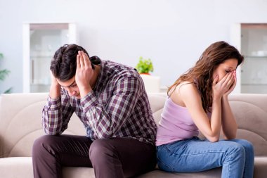 Parçalanmış ilişki konseptinde genç bir aile