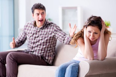 Parçalanmış ilişki konseptinde genç bir aile