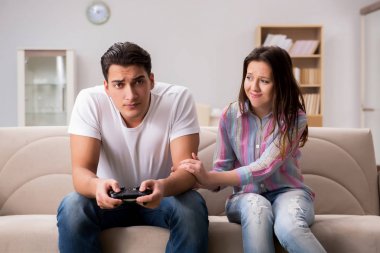 Bilgisayar oyunları bağımlılığından muzdarip genç aile