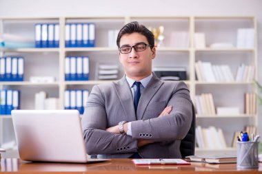 Ofiste çalışan bir işadamı.