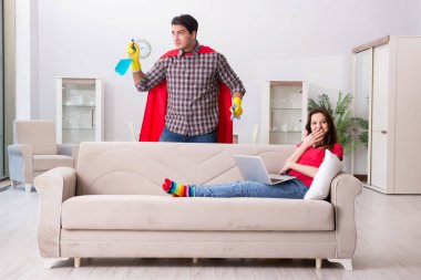 Süper kahraman koca karısına evde yardım ediyor.