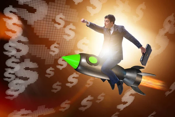 Manlig affärsman flyger på raket i affärsidé — Stockfoto