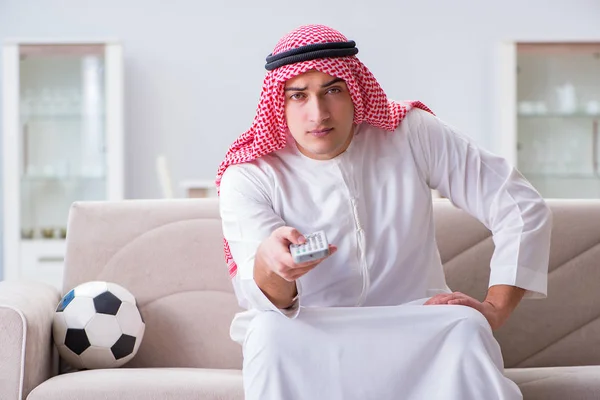 Arabe regarder le football sportif à la télévision — Photo