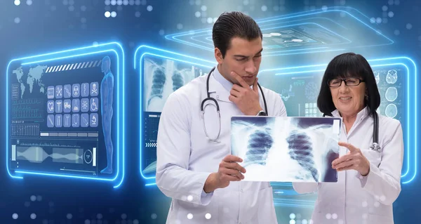 Dois médicos a olhar para a imagem do raio-X — Fotografia de Stock