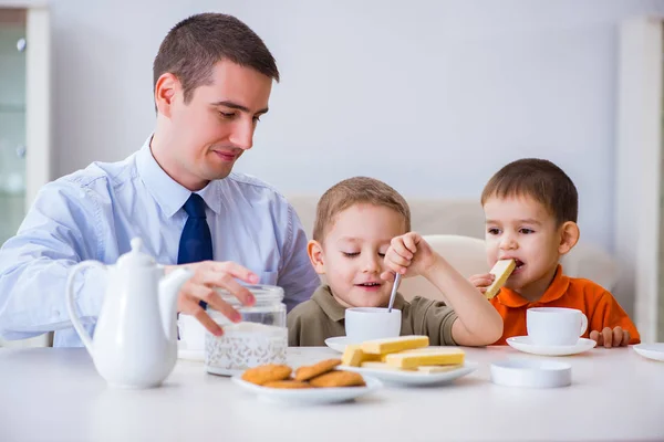 Famiglia felice che fa colazione insieme a casa — Foto Stock