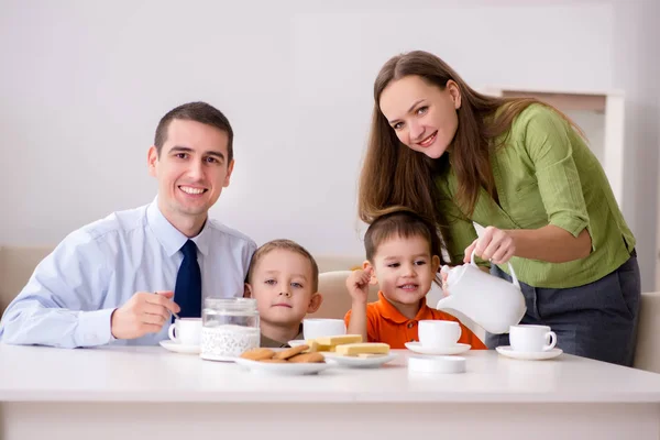 Ευτυχισμένη οικογένεια που παίρνει πρωινό μαζί στο σπίτι — Φωτογραφία Αρχείου