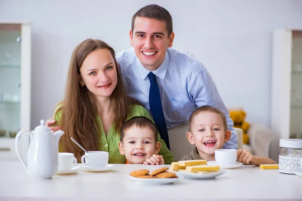 Mutlu bir aile evde kahvaltı yapıyor. — Stok fotoğraf