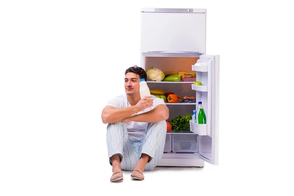 Hombre junto al refrigerador lleno de comida — Foto de Stock