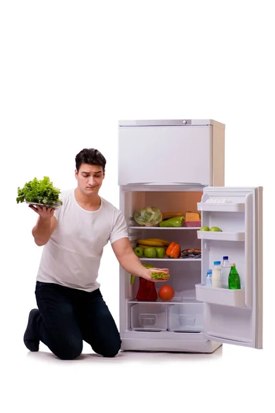 Férfi mellett hűtőszekrény teljes élelmiszer — Stock Fotó