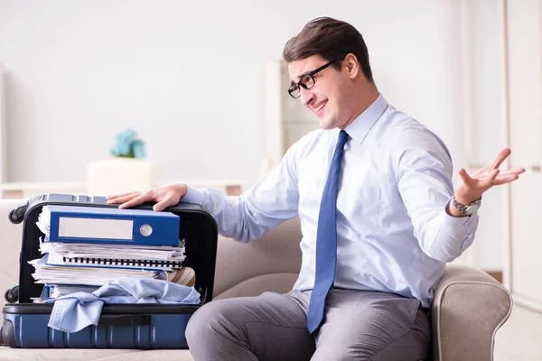 Businessman preparing for the business trip — Stock Photo, Image