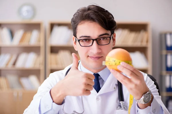 Médico en concepto de dieta con frutas y verduras — Foto de Stock