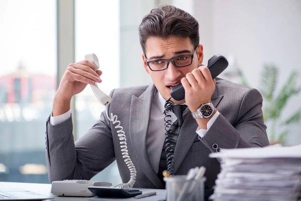 Helpdesk operátor mluví po telefonu v kanceláři — Stock fotografie