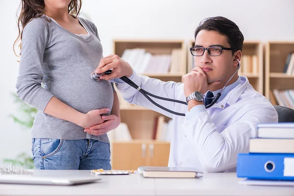 Femme enceinte médecin visiteuse pour consultation — Photo