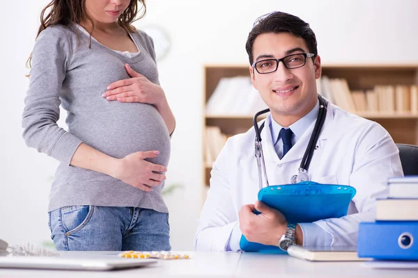 Mulher grávida visitante médico para consulta — Fotografia de Stock