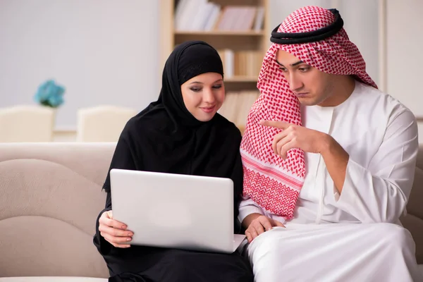 Par av arabiska man och kvinna — Stockfoto