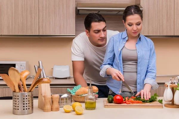 Jovem família na cozinha — Fotografia de Stock