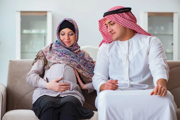 Ung arabisk muslimsk familj med gravid fru väntar barn — Stockfoto