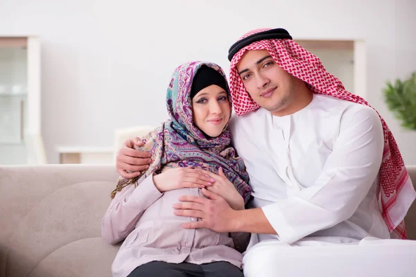 Ung arabisk muslimsk familj med gravid fru väntar barn — Stockfoto