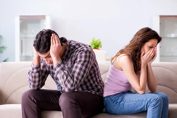 Familia joven en concepto de relación rota — Foto de Stock