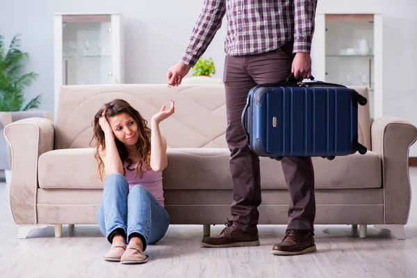 Familia joven en concepto de relación rota —  Fotos de Stock