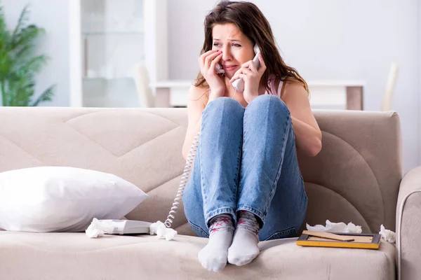 Corazón de mujer roto en concepto de relación — Foto de Stock